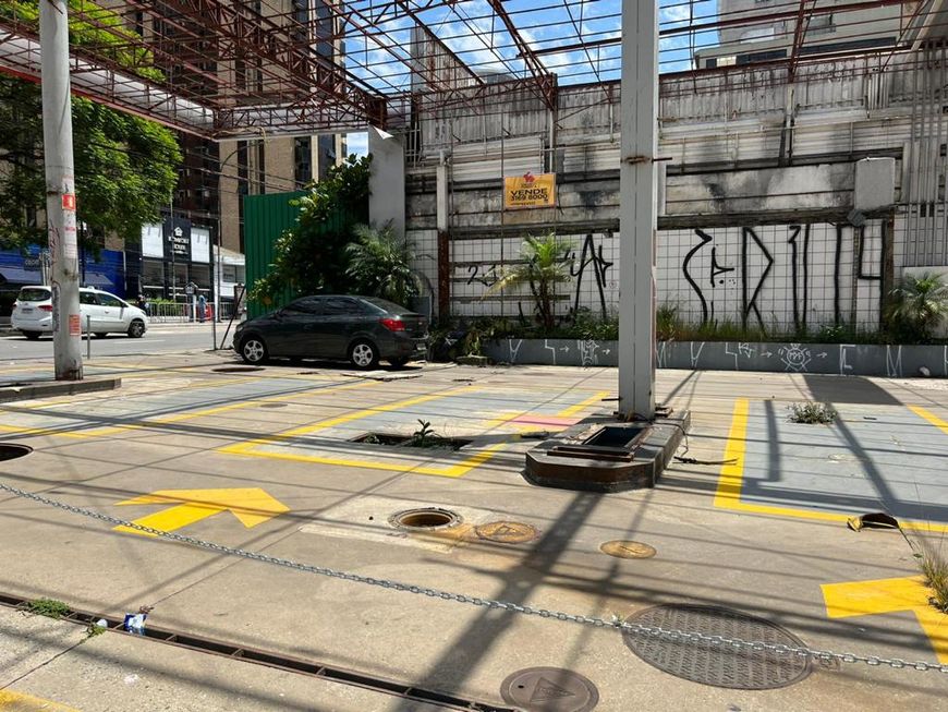 Terreno em Esquina Premium na Avenida Ibirapuera - Ideal para Investimento