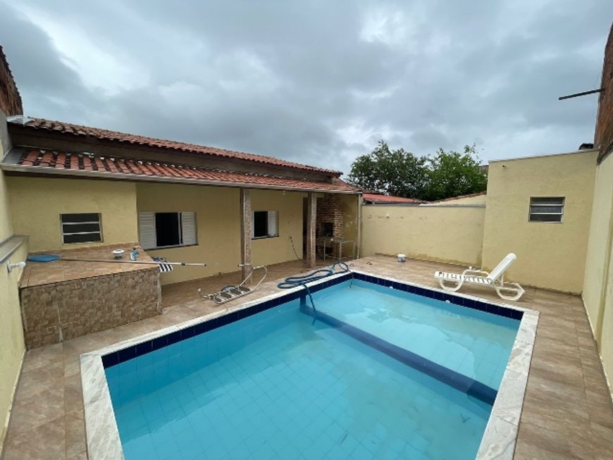 VENDE-SE CASA LADO PRAIA Á 1.200 METROS DO MAR COM PISCINA NO BAIRRO TUPY EM ITANHAEM