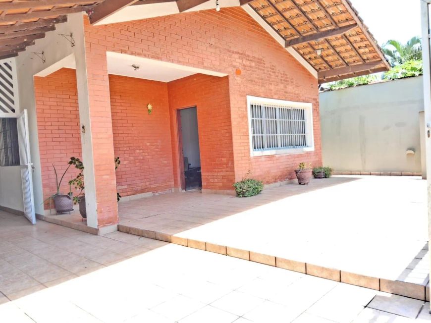 Casa para Venda em Itanhaém, Loty, 3 dormitórios, 1 suíte, 1 banheiro, 4 vagas