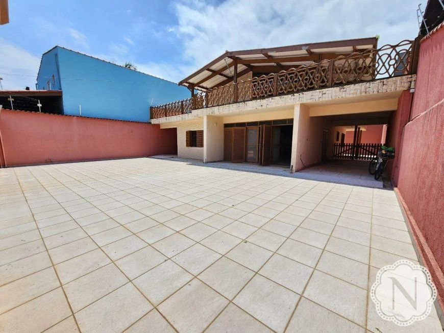 Sobrado à venda com 5 quartos no bairro Suarão