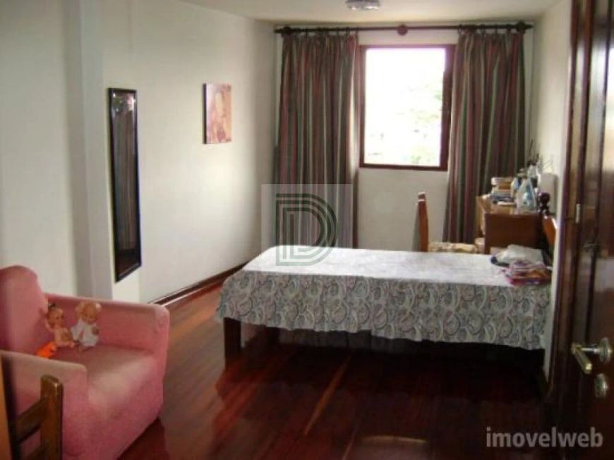 Excelente casa térrea assobradada.