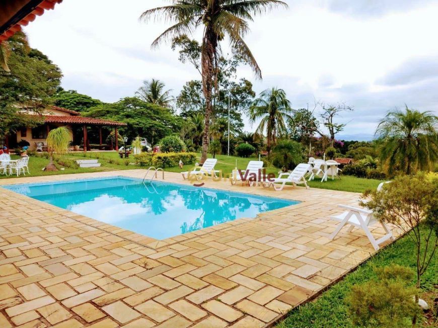 Chácara com 3 casas no espaço, com lazer completo, muito bem localizada à venda, 6147 m² por R$ 2.20