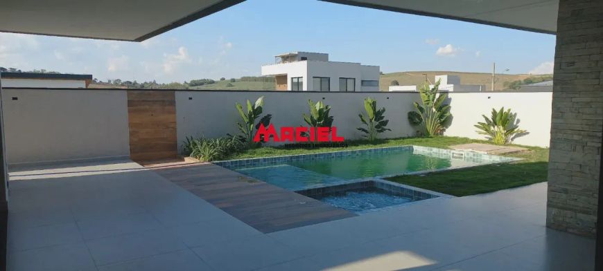 Sobrado para venda tem 270 metros quadrados com 3 quartos