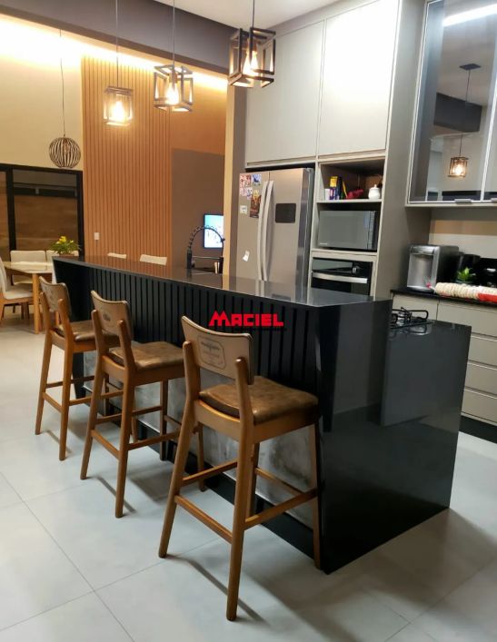 CASA COM 3 DORMITÓRIOS ,SENDO UMA SUITE E 3 VAGAS DE GARAGEM EM CONDOMINIO FECHADO.
