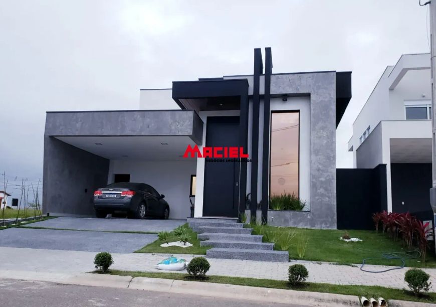 CASA COM 3 DORMITÓRIOS ,SENDO UMA SUITE E 3 VAGAS DE GARAGEM EM CONDOMINIO FECHADO.