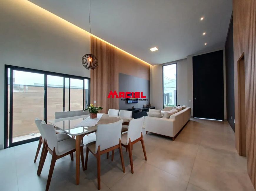 CASA COM 3 DORMITÓRIOS ,SENDO UMA SUITE E 3 VAGAS DE GARAGEM EM CONDOMINIO FECHADO.