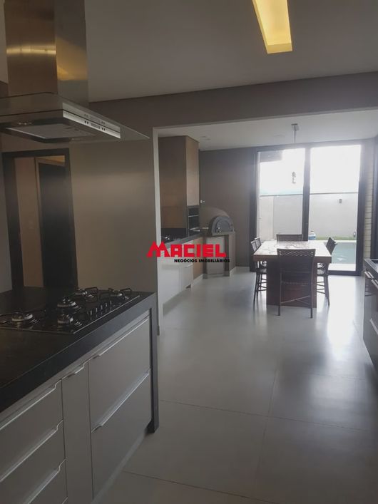 CASA TERREA EM CONDOMINIO FECHADO COM 157,30m² de área útil e 360,00m² terreno