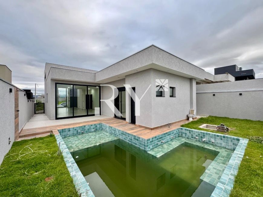 Casa Térrea com Piscina 20 min de SJC - Condomínio Santa Mônica - Caçapava - 3 Dormitórios - 167m²