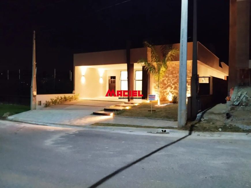 BELISSIMA CASA DE LUXO -Terreno 425m2 -área construída 227m2 -área impermeável 70m2 toda com paisagi