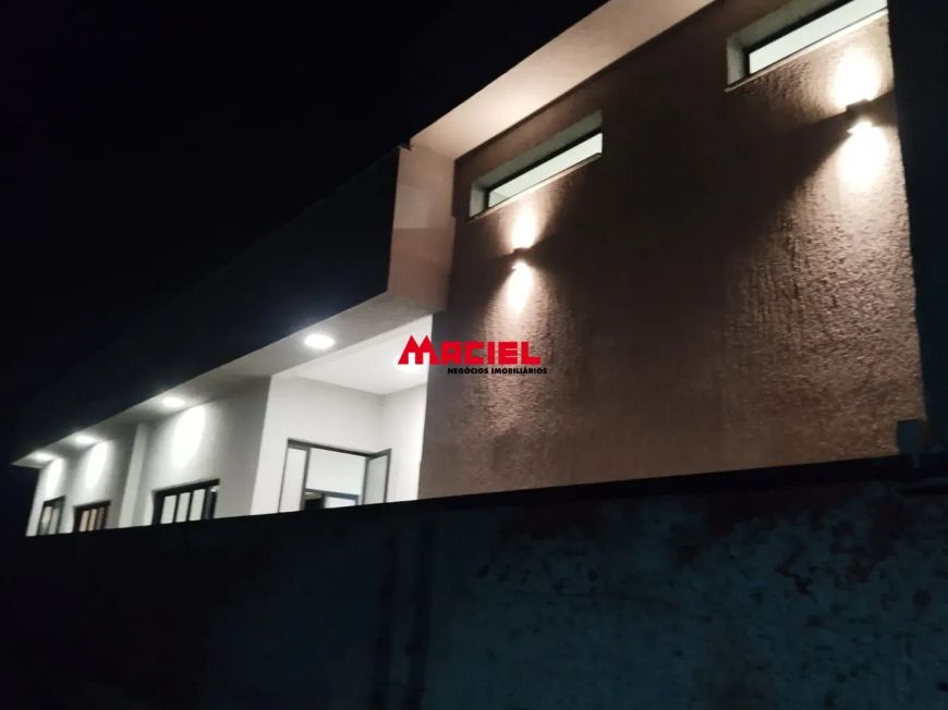 BELISSIMA CASA DE LUXO -Terreno 425m2 -área construída 227m2 -área impermeável 70m2 toda com paisagi