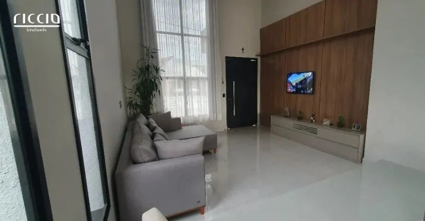 Linda Casa no Condomínio Santa Monica em Caçapava, recém construída, com 3 dormitórios.