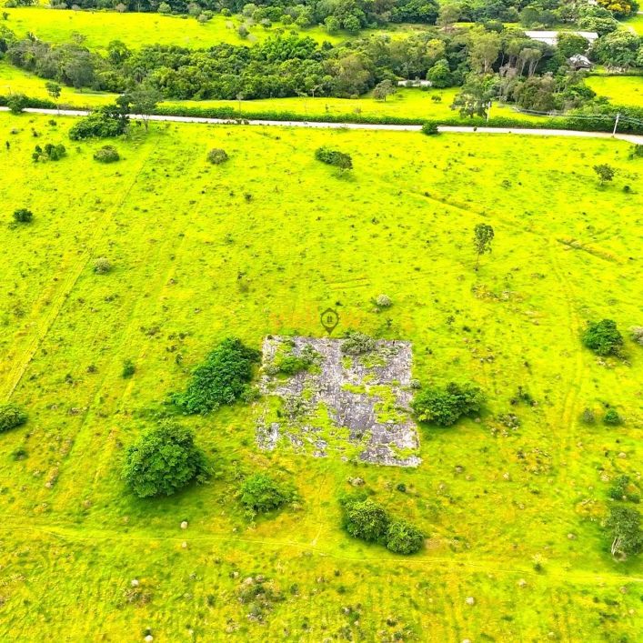 Área Industrial à Venda em Caçapava - 35.398m² por R$ 4,5M