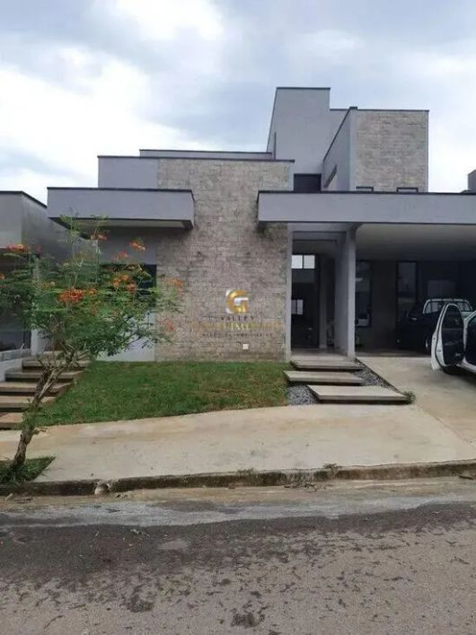 ts-- Casa localizado no Condomínio Terras do Vale na cidade de Caçapava . O imóvel fica próximo de P