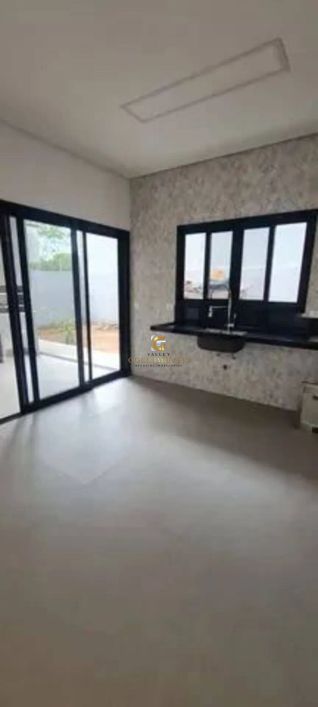 ts-- Casa localizado no Condomínio Terras do Vale na cidade de Caçapava . O imóvel fica próximo de P