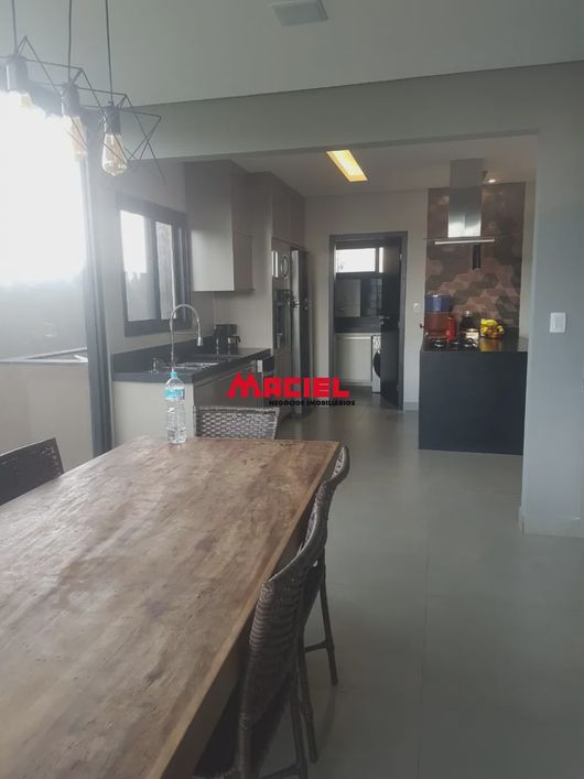 CASA TERREA EM CONDOMINIO FECHADO COM 157,30m² de área útil e 360,00m² terreno