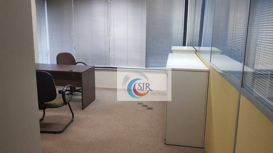 CONJUNTO MOBILIADO NA VILA OLÍMPIA! São 93 m² com 2 vagas de garagens. Conjunto compõe 2 salas de re