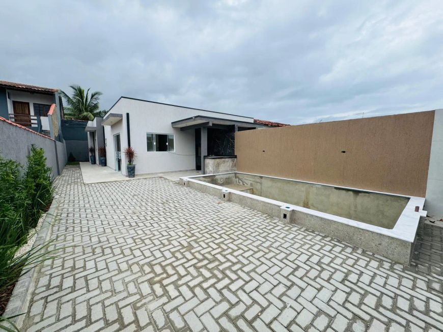 Casa na praia com piscina, 2 quartos e área gourmet em Itanhaém.