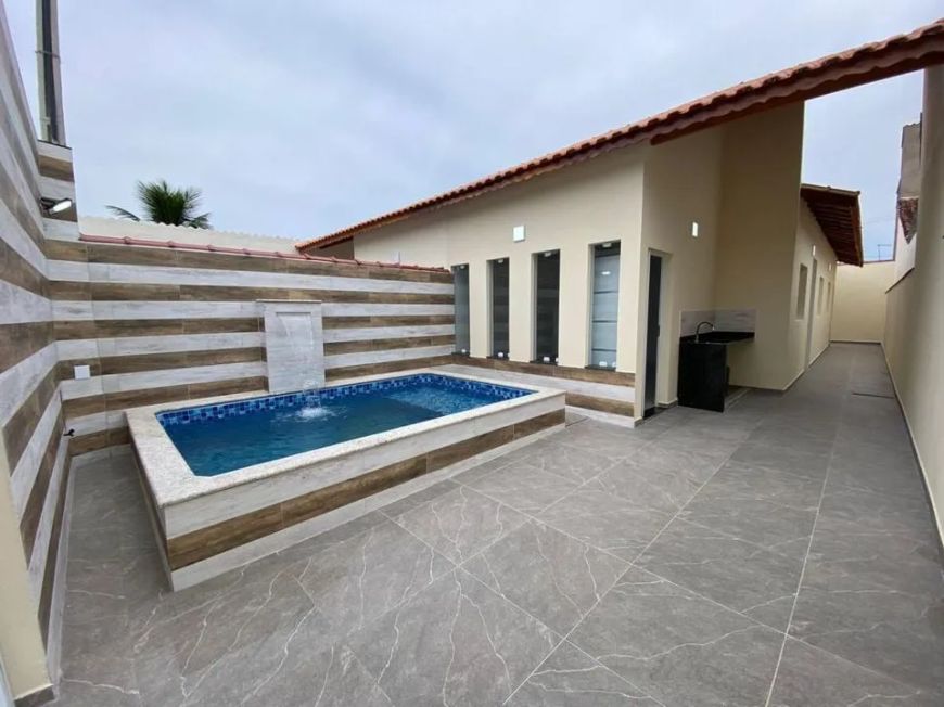 Térrea para venda possui 65 metros quadrados com 2 quartos em Vila Loty - Itanhaém - SP