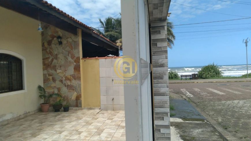 Casa à venda em local privilegiado, na cidade Itanhaem/SP, 2 quartos sendo 1 suíte, 1 sala, 2 banhei