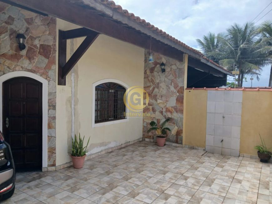 Casa à venda em local privilegiado, na cidade Itanhaem/SP, 2 quartos sendo 1 suíte, 1 sala, 2 banhei