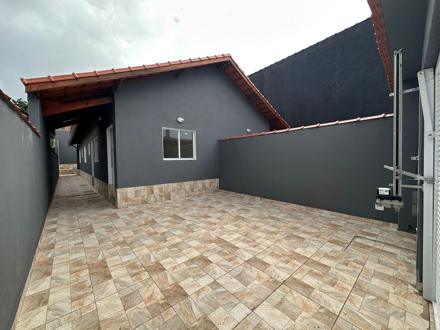 Casa geminada com 2 quartos + piscina á 400 metros da rodovia
