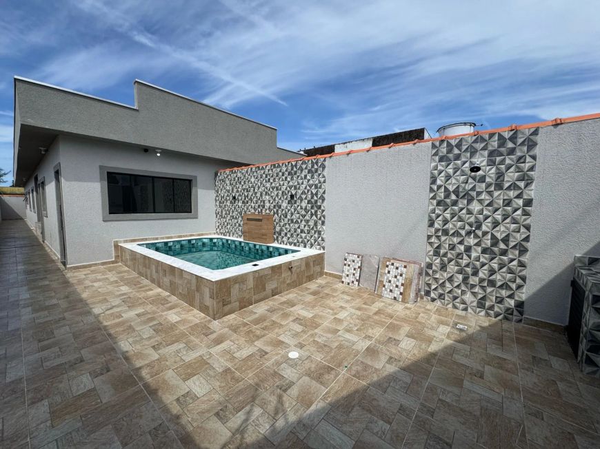 Casa nova para venda possui 3 quartos e piscina em Jardim Grandesp - Itanhaém - SP