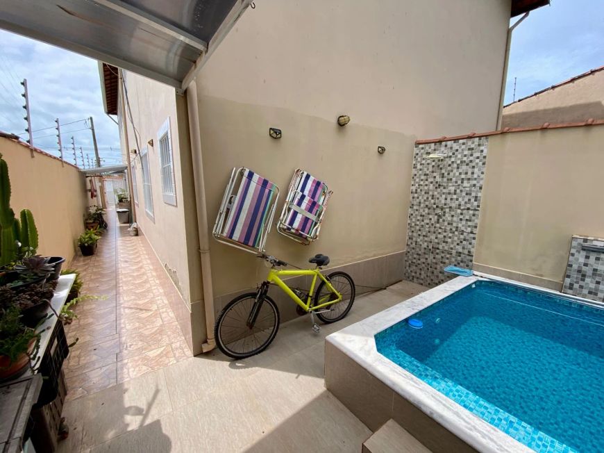 casa em condomínio ficando á 300 metros do mar no bairro santa terezinha em itanhaém