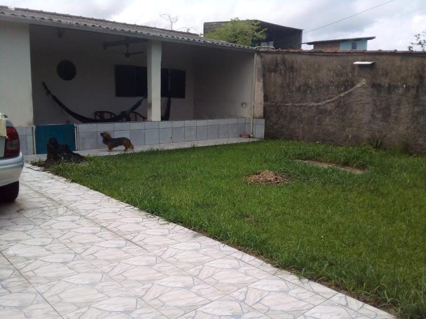 VENDE-SE CASA Á 900 METROS DA RODOVIA COM 2 QUARTOS NO BAIRRO PALMEIRAS EM ITANHAEM