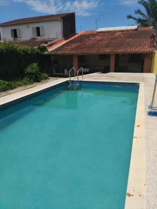 CASA COM PISCINA EM ITANHAÉM-SP LOCALIZADO NO BAIRRO GAIVOTA LADO PRAIA