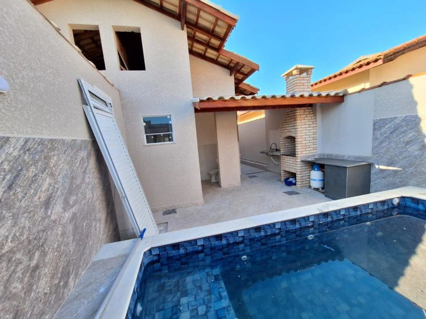 Desfrute de Itanhaém: Casa à Venda com Quintal e Proximidade à Praia!