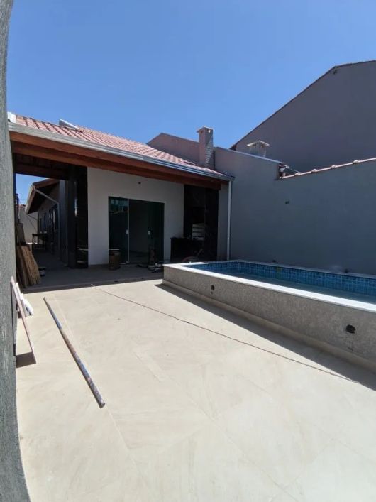 CASA COM PISCINA EM ITANHAÉM/SP LOCALIZADA NO BAIRRO JARDIM MARILÚ