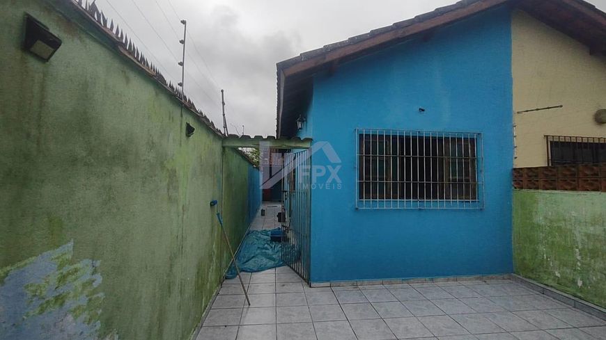 Casa para venda possui 53 metros quadrados com 2 quartos em Gaivota Praia - Itanhaém - SP