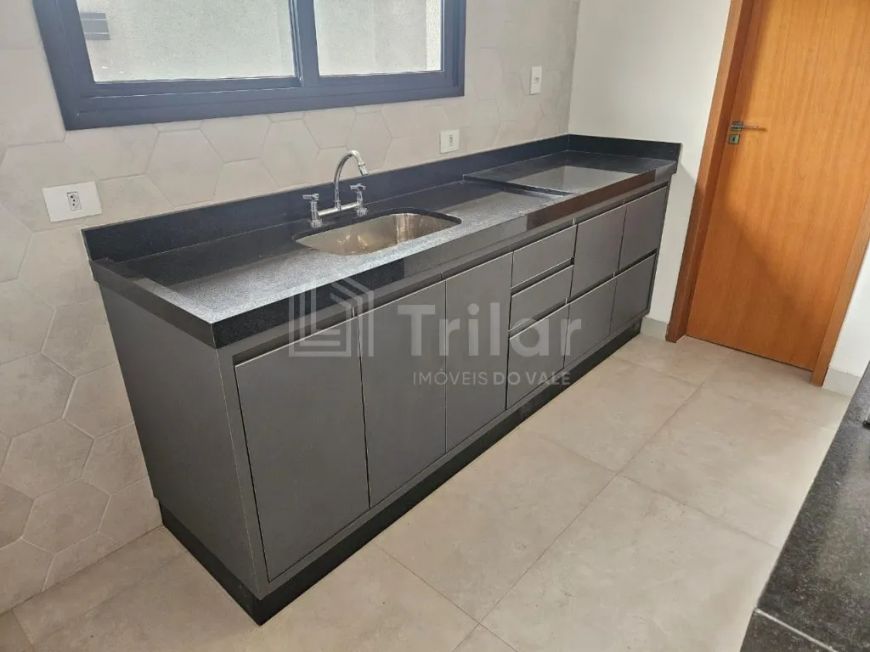 PRONTA PARA MORAR - CONDOMÍNIO FECHADO, A 20 MINUTOS DO CENTER VALE, FÁCIL ACESSO A VIA DUTRA.
