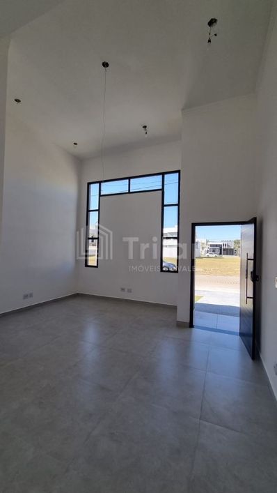 PRONTA PARA MORAR - CONDOMÍNIO FECHADO, A 20 MINUTOS DO CENTER VALE, FÁCIL ACESSO A VIA DUTRA.