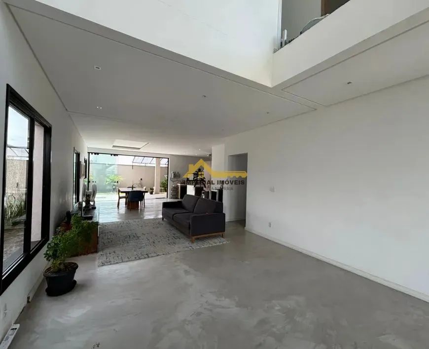 À VENDA - CASA COM 5 DORMITÓRIOS EM CAÇAPAVA/SP