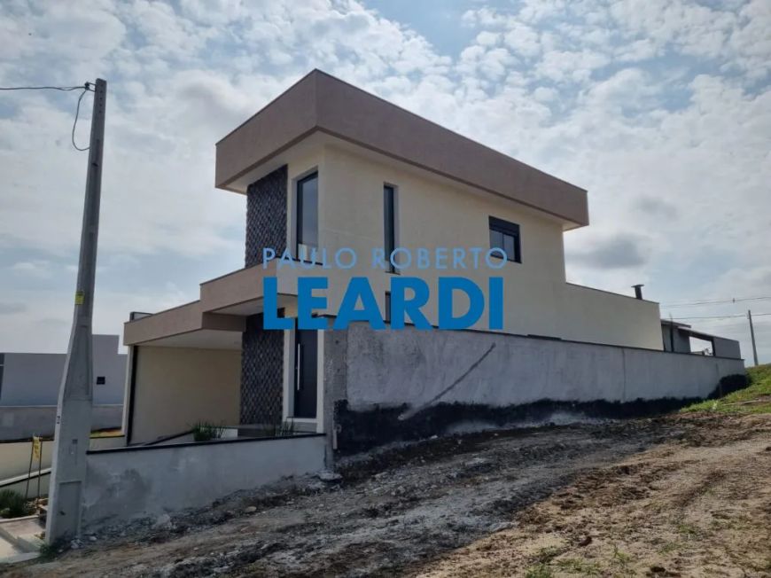 CASA ASSOBRADADA - CAÇAPAVA VELHA - SP