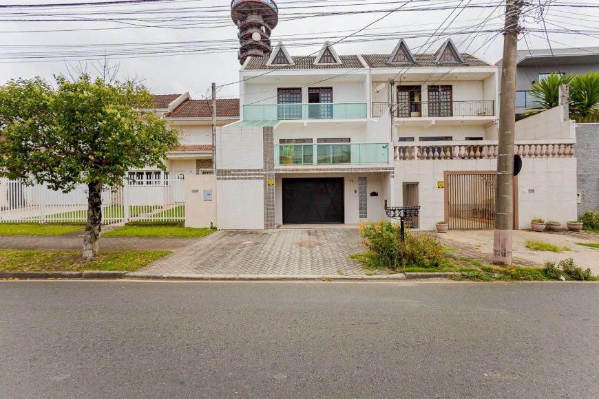 SOBRADO NO MERCÊS COM 380M2 DE ÁREA ÚTIL E 4 VAGAS DE GARAGEM.