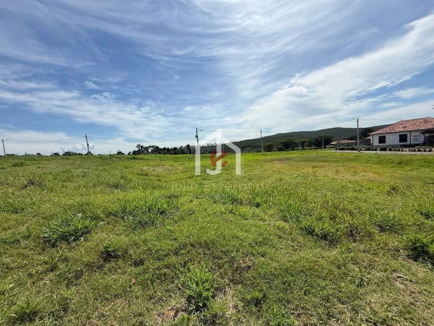 Terreno plano com área de 363,00m² no Condomínio Borda do Lago em Caçapava.