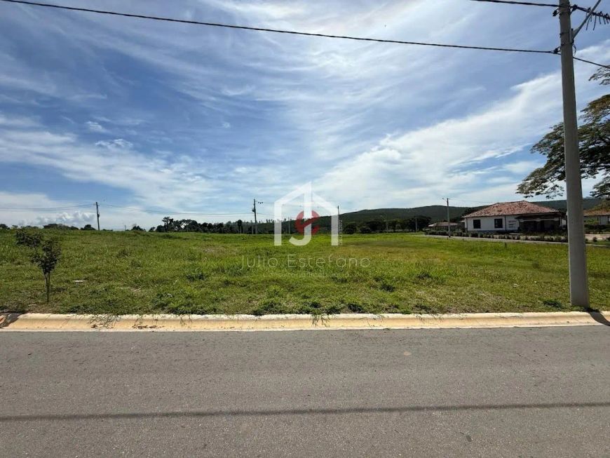 Terreno plano com área de 363,00m² no Condomínio Borda do Lago em Caçapava.