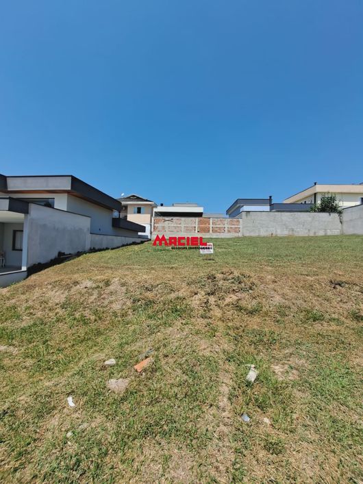 `Oportunidade Imperdível: Terreno de 300m² no Condomínio Terras do Vale! Garanta sua Qualidade de Vi