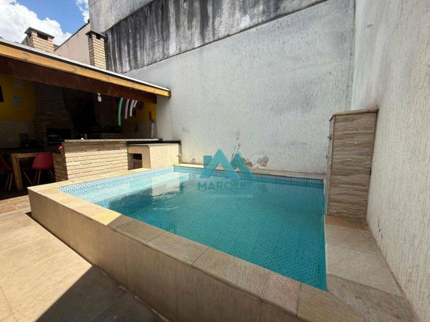Casa com piscina em ótima localização próxima a DUTRA.