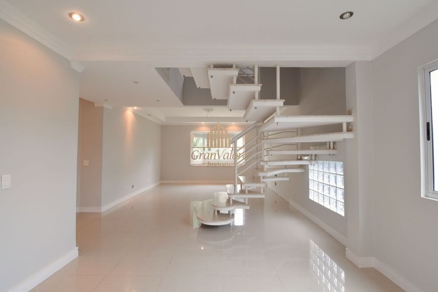 Casa em condomínio com 5 quartos sendo 3 suítes