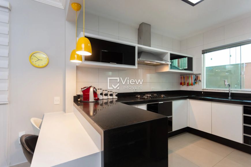 Triplex em condomínio no bairro Uberaba - 195m² de puro conforto!