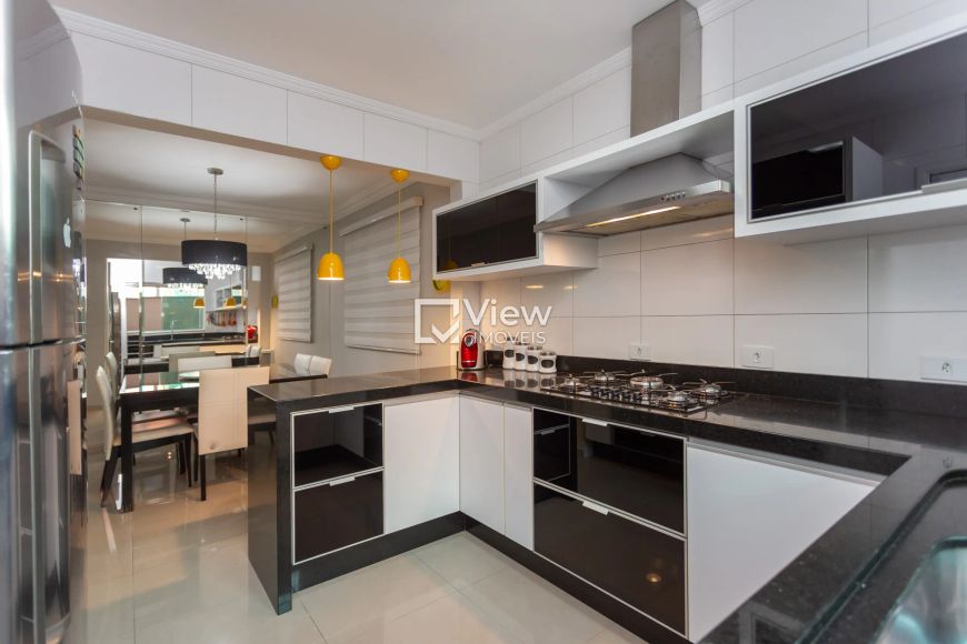Triplex em condomínio no bairro Uberaba - 195m² de puro conforto!