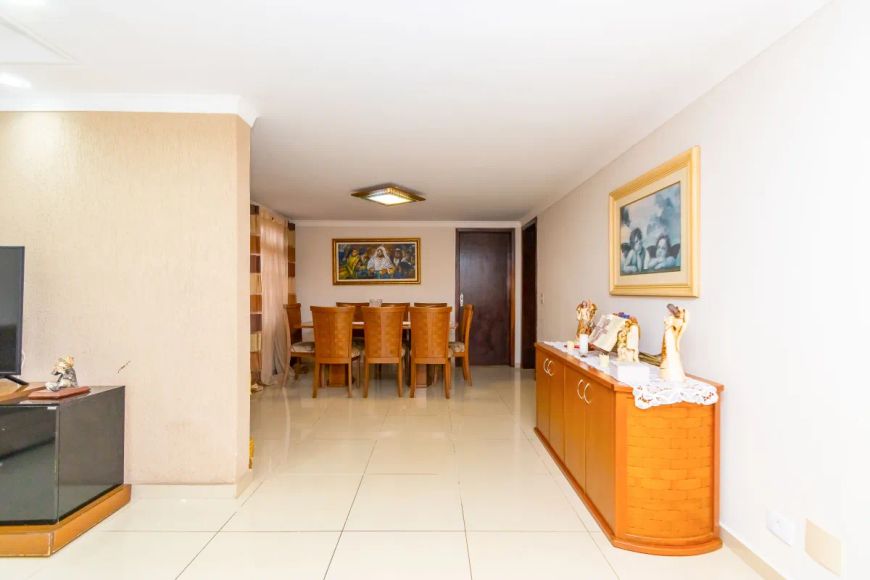 Casa com 5 quartos no bairro Cajurú, próximo ao Supermercado Jacomar.