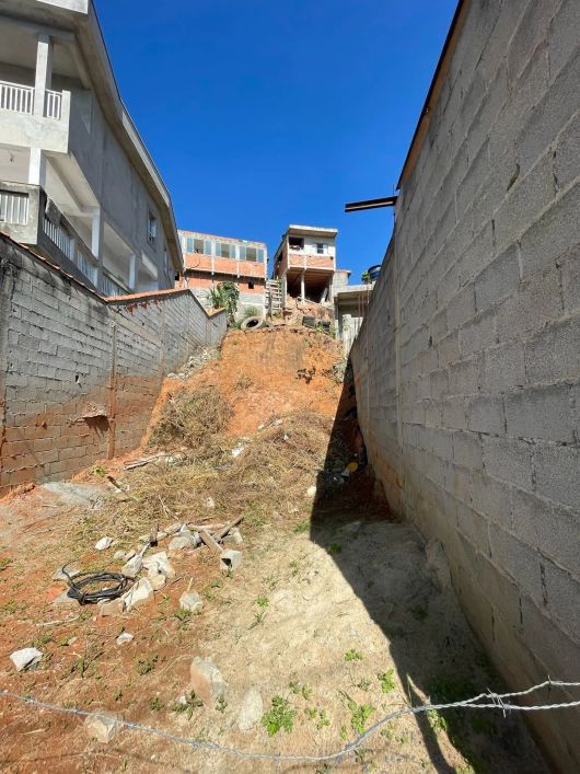 Terreno com Casa em Acabamento São Roque