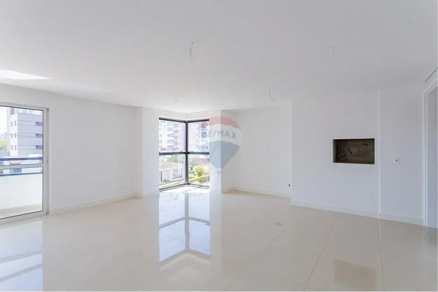 Apartamento de 134m² com 3 quartos, 1 suíte, 1 demi-suíte e 2 vagas no Portão