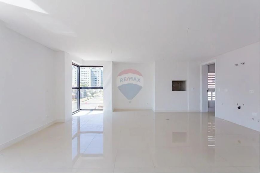 Apartamento de 134m² com 3 quartos, 1 suíte, 1 demi-suíte e 2 vagas no Portão