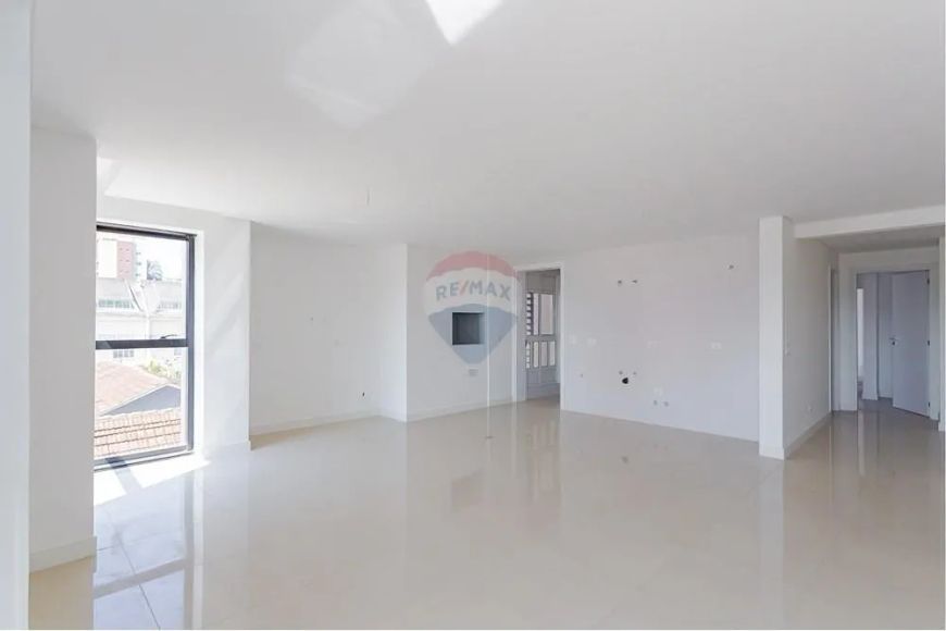 Apartamento de 134m² com 3 quartos, 1 suíte, 1 demi-suíte e 2 vagas no Portão