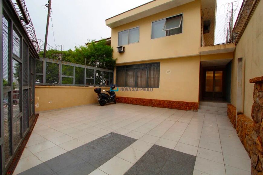 Sobrado Residencial / Comercial com 03 Dorms E 03 Vagas!